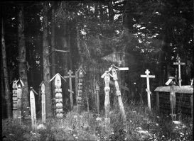 Отношение любой церкви к язычеству понятно. Но я очень надеюсь, что отдельный батюшка не есть вся РПЦ. К чести, надо признать, Православная церковь сумела оседлать многие языческие праздники. Например, все спасы (Медовый, Яблочный, Ореховый,..) гораздо старше христианства, это изначально языческие праздники, от которых люд никак не отступался, как сейчас от Ивана Купалы. Тогда, действуя согласно простому принципу- "Не можешь предотвратить, возглавь!", церковь сделала эти праздники своими. Все довольны!  Русь не крестилась вся в один день, это огромный пласт нашей Великой Истории, от которой нельзя отрекаться или забывать, какой бы она ни была!!! 
Для тех, кто не знает, будет интересным... Т.н. "домовины" над могильными крестами можно встретить и сегодня. В основном, у старообрядцев. Традиция сохранилась от дохристианских могильных столбов. А бывало, что крещённых и не крещённых хоронили на одном и том же погосте. Чем проще люди, тем проще относились к подобным вещам. 
Спешащие написать, что Византийское Христианство на Руси ставилось огнём и мечом,.. Да, и такое было, но народ и сам понимал силу новой веры!