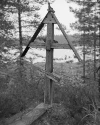 Отношение любой церкви к язычеству понятно. Но я очень надеюсь, что отдельный батюшка не есть вся РПЦ. К чести, надо признать, Православная церковь сумела оседлать многие языческие праздники. Например, все спасы (Медовый, Яблочный, Ореховый,..) гораздо старше христианства, это изначально языческие праздники, от которых люд никак не отступался, как сейчас от Ивана Купалы. Тогда, действуя согласно простому принципу- "Не можешь предотвратить, возглавь!", церковь сделала эти праздники своими. Все довольны!  Русь не крестилась вся в один день, это огромный пласт нашей Великой Истории, от которой нельзя отрекаться или забывать, какой бы она ни была!!! 
Для тех, кто не знает, будет интересным... Т.н. "домовины" над могильными крестами можно встретить и сегодня. В основном, у старообрядцев. Традиция сохранилась от дохристианских могильных столбов. А бывало, что крещённых и не крещённых хоронили на одном и том же погосте. Чем проще люди, тем проще относились к подобным вещам. 
Спешащие написать, что Византийское Христианство на Руси ставилось огнём и мечом,.. Да, и такое было, но народ и сам понимал силу новой веры!