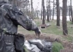 Трёх баранов вижу на картинке. 
1. Метающий.
2. Непосредственный начальник метающего.
3. Начальник двух предыдущих остолопов, не додумавшийся выбрать чуть более открытое место.