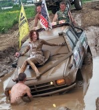 Подросток прокатил на капоте подружек