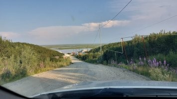 Бывал я в тех краях в это время в 2023. Температура больше +30. Комары просто впиваются как дротики в любую часть тела. Не подлетают и садятся, а прям с лету впиваются. Если остановишься поссать на трассе, то такое ощущение что просто тебя сейчас унесут дальше в тундру или болото.