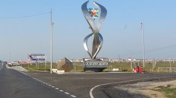 Бывал я в тех краях в это время в 2023. Температура больше +30. Комары просто впиваются как дротики в любую часть тела. Не подлетают и садятся, а прям с лету впиваются. Если остановишься поссать на трассе, то такое ощущение что просто тебя сейчас унесут дальше в тундру или болото.