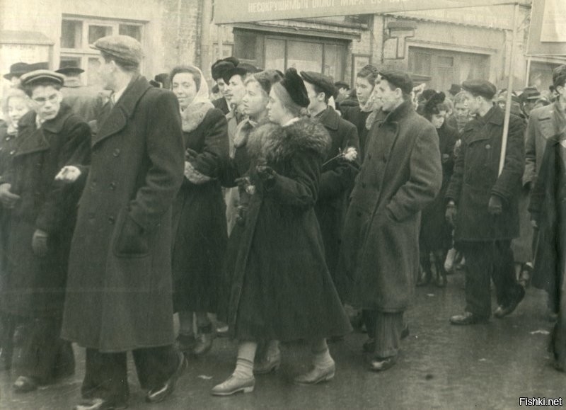 Студенты МГУ на демонстрации. Москва. 7 ноября 1954г.