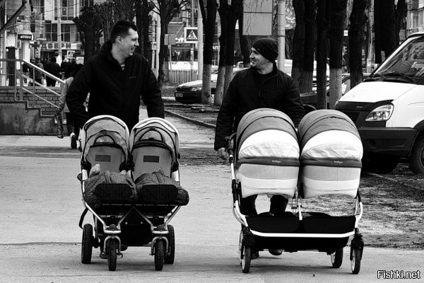 Специалисты... Ага... Искусственное оплодотворение (ЭКО).  Чтобы наверняка врачи 2 яйцеклетки подсаживают - результат близнецы