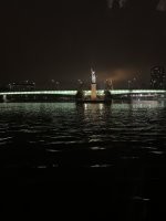 Вот оригинал статуи свободы вторую что в Америке им подарили , фото с круизного судна вечером по сене .