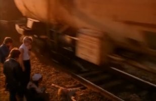 Не ново, такое видел в фильме "Американка" /1997/.
P. S. Индусы хоть что-то умеют нормально делать? Даже ролик нормально снять не могут, всё изображение трясется.