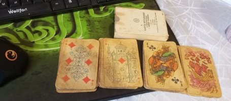 у меня хранятся карты, в которые родители играли. состояние не очень, но я боюсь попортить самодельной реставрацией еще больше. колода питерской фабрики, 94 год. большой минус - крестовый валет потерял в боях один угол, так что колода чисто на память