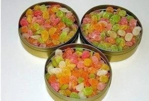 Монпансье, каждая в зависимости от цвета имела свой вкус. После всегда был язык поцарапанный от этих леденцов.Но это нас не останавливало.