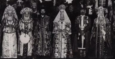 По легенде, эскизы для тех карт были подготовлены по мотивам  костюмированного бала 1903 года Николая 2.