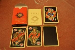 Есть колода чёрных карт. С детства очень нравились."Чёрный палех". Дедовские ещё. Годов с 70-х. Такая: