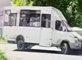 Момент аварии с маршруткой в городе Енакиево