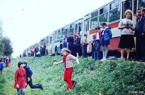 "Мальчики – налево, девочки – направо"?