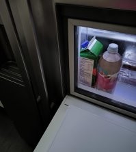 Уточним. Срок годности еды, которую хранят в холодильнике в среднем недели полторы-две. С учётом того, что оно распаковано, ещё меньше. Срок годности годовой еды пару дней. С какой целью вы оставляете полный холодильник перед поездкой в отпуск? Овощи фрукты сгниют, готовая еда покроется плесенью, молочные продукты пропадут, открытая или надрезаная колбасы, сыр и ТД заветрятся, заплесневеют.

Что то мне подсказывает, что при выборе бытовой техники вы руководствуется не теми принципами.

Индукционная плита не включается просто так, у нее есть блокиратор, сама отключается.
Холодильник оборудован отсеком для напитков и соответствующей полкой. Кроме того, холодильник имеет тяжёлые дверцы,то есть запульнуть тарелку внутрь при закрытии он может с лёгкостью. Надо очень изворотиться, что тарелка помешала закрытию дверцы.

А по статистике чаще всего забывают отключить утюг.