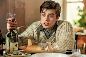 Ален Делон не пьет одеколон, зато пьет Божоле.