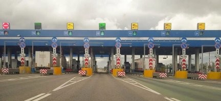 Просто у них это называется платная дорога))
У нас кассы у них кассиры на конях.