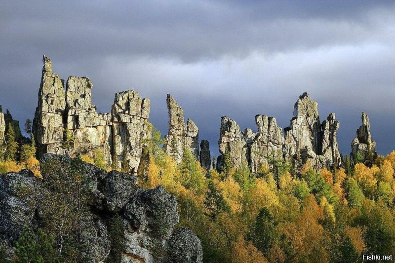 Не очень удачная съёмка. С земли можно наснимать намного интереснее, с окрестных гор. 
Там не очень далеко Инзерские Зубчатки, вот там надо с дрона снимать.