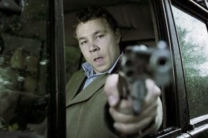 Приезжий начал приставать к школьнице, но быстро спрятался за спиной матери