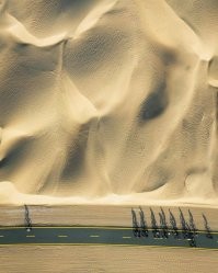 Фотошоп. Тени от барханов и велосипедистов направлены в противоположные стороны.