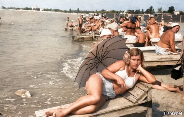 Это какой-то нудистский пляж. Как минимум 4 дам топлесс вижу. И дети кругом. У нынешних моралистов, с такой фотки, жопы в клочья бы разорвало. Да и сейчас, автор поста сильно рискует.