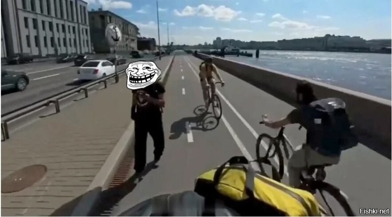 Лобовое столкновение двух велосипедистов