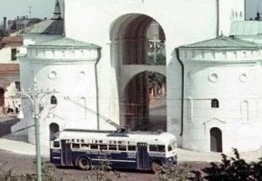 Застал в Москве такие троллейбусы (сам 1961 года издания).  У них на "корме" во всю ширину было мягкое сидение.