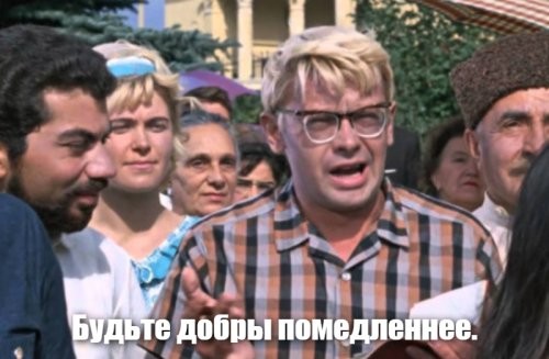 Девушка проверила посадку  разных бюстгальтеров, спустившись по лестнице