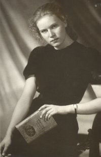 Девушка с книгой Эмиля Золя Карьера Ругонов в фотоателье. 1950ые.