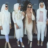 Открою секрет: Там "вам не равнина, там климат иной". ))

Погодные условия накладывают некоторый отпечаток. 


Кстати, Вы точно знаете, что она религиозна и именно мусульманка?
Не всегда, если не на улице, женщины платками укрываются:


А мужики там тоже замотанные. Именно из-за жары.