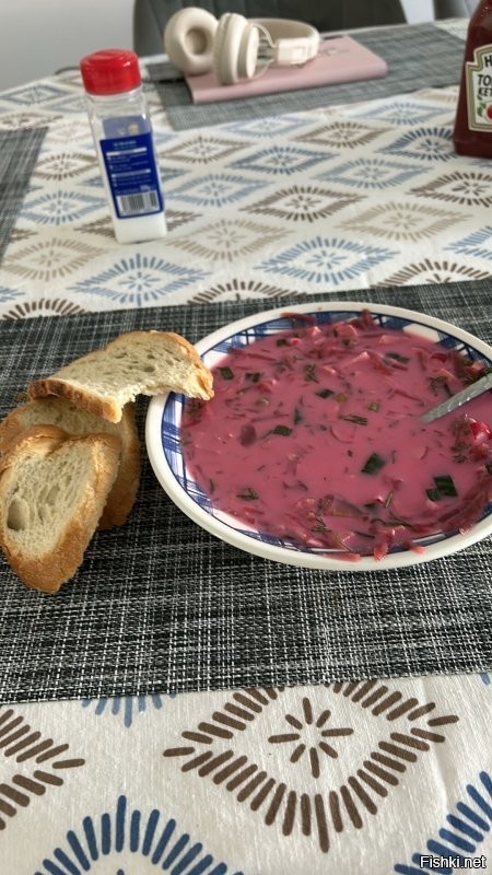 Мы сейчас больше красный холодный суп делаем это та же окрошка на кефире но с свеклой . Прям сейчас ем , жена вчера захотела и мне пришлось строгать все .