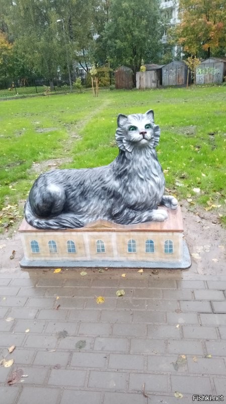 А может это та самая гусеница из Страны Чудес?)))

Вот на пр.Металлистов в Питере есть Чеширский Кот.
