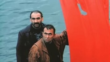 "Мальчик поплыл": скульптура железнодорожника дрейфовала во время ливня