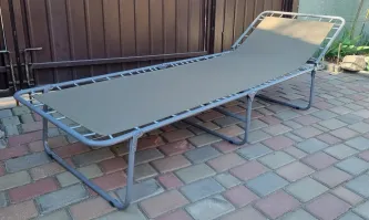 Автор вообще в курсе, как советская раскладушка выглядела?

Нафига она нужна была при наличии в бараке нар, т.е. готовых спальных мест?

Советский матрас тоже неслабого веса и объема был, ибо он ватный. Разве что о надувном матрасе речь могла идти, но откуда они в Средней Азии, где с пляжным отдыхом не очень было?