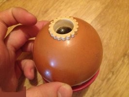 Такая фигня в СССР была , у меня лично был красного цвета в садике делали наши фотки и потом всем такие шарики дали .