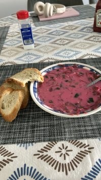 Ну вот позавчера жена говорит хочу холодный Латышский суп , пошли в магазин , купили все и как всегда на кефире , простите ну хоть я и Русский я на квасе есть ее не могу  не знаю это все с детства .  Ну вот честно слово не могу на квасе , обычную на кефире хоть ведрами готов кушать . Фото вчерашнее у нас еще 5 литров :)