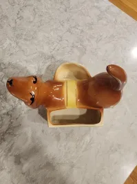 Дурни, Это не для ключей, а спичечница! В одно отделение кладут коробок, а в другое использованные спички.