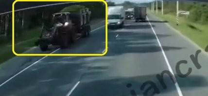 Может и такое быть, там ведь трактор ехал по обочине - увидел его и решил вернуться на дорогу,  не повезло!