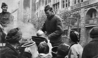 Первое, что должно быть - это полиция, которая железной рукой остановит массовые беспорядки.
Второе - полиция должна обеспечить чтоб каждый житель получил питание - хотя бы в виде полевых кухонь на городских улицах. (на складах есть достаточно, чтобы дожить до следующего урожая)
Третья - биржи труда при комендатурах раскидают людей по необходимым работам.