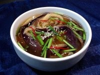 Корейская окрошка называется Нэнкук, а не то что вы все показываете.
