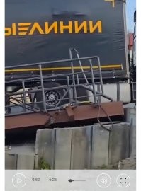 Кстати, бак он пробил потому, что этот Мерин, предназначен для ровных дорог. 

Он там просто геометрически не проходит. 
На перегибе цепляет брюхом и, вроде, ногами прицепа.