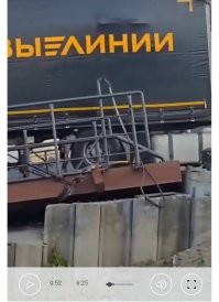 Кстати, бак он пробил потому, что этот Мерин, предназначен для ровных дорог. 

Он там просто геометрически не проходит. 
На перегибе цепляет брюхом и, вроде, ногами прицепа.