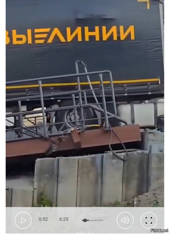 Кстати, бак он пробил потому, что этот Мерин, предназначен для ровных дорог. 

Он там просто геометрически не проходит. 
На перегибе цепляет брюхом и, вроде, ногами прицепа.