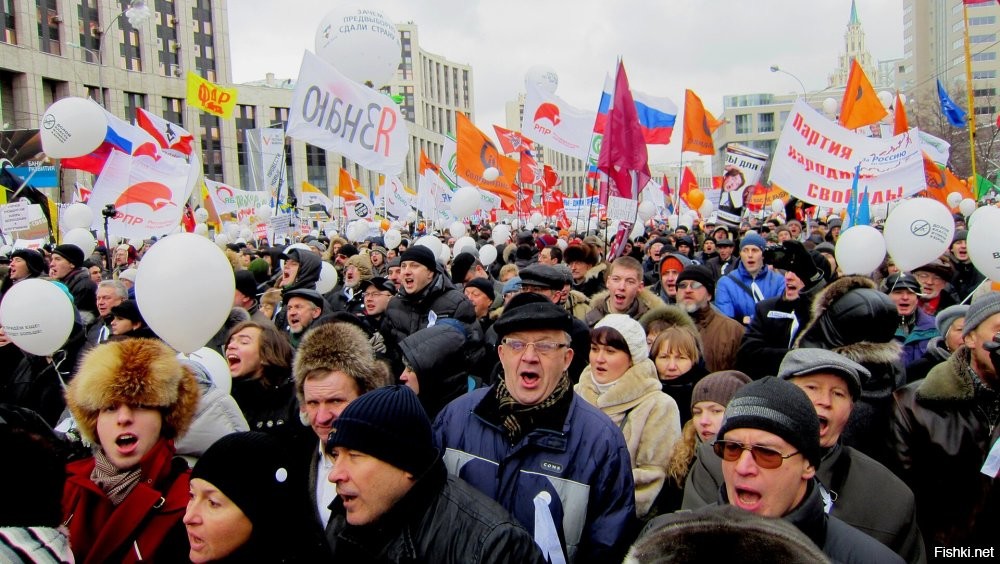 Действительно, были отдельные противники Ельцина, прежде всего коммунисты (которые по убеждениям, а не ради партийных плюшек), но в целом Михалков объяснил почему Ельцин - наилучший президент (как потом он же объяснял почему лучший президент - Путин)!
С белыми ленточками тоже некоторые ходили лет так 10 назад! В чем разница? Но это ВСЕГДА было меньшинство... Да и закончилась уже пора даже подобной фронды.
Но все равно на любых выборах президента без сомнений и ко всеобщей радости всегда побеждал нынешний любимый руководитель! Даже будучи абсолютно больным и неадекватным. И то самое обнуление (вызвавшее сначала некоторую небольшую фронду) уже воспринимается как единственно правильное решение! При этом я абсолютно уверен: после смены лидера на предыдущего снова повесят все проблемы с экономикой, с ухудшением международных связей и вообще со всем что только можно придумать. Или у Вас есть сомнения?