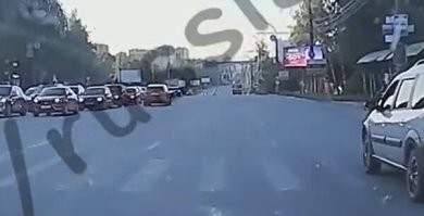 И при свободных трёх полосах, обязательно жаться ко встречным по левой!