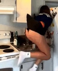 Шкафчик, дверца и ручка нормально так прикручены!