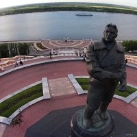 На верху виден памятник Чкалову.