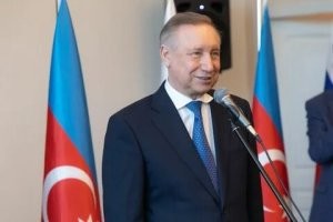 Тем временем власти Санкт-Петербурга, благодаря которым славный русский город нередко называют Баку-на-Неве, опять (!) отказались согласовать крестный ход ко Дню памяти святых царственных страстотерпцев.

При том, что мусульмане в дни их праздников, разумеется, никаких отказов и знать не знали. И это огромный русский город известной значимости.