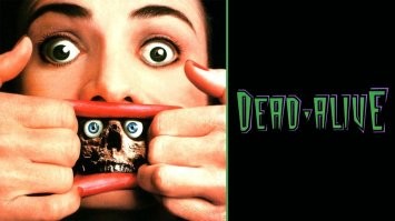 Война миров Z - вирус природного происхождения (первый укус был в тропиках) ... в ходячих причина вообще неизвестна (вроде все  помотрел включая все продолжения типа Мёртый город и тд .. Еще забыли такое как "Живая мертвечина" ... я думаю хоть там и заражение от некой выдуманной крысы но такие зомбаки вполне оригинальные .. они даже детей рожают ... ну и почти мирно проживают с главным героем (до поры, до времени)