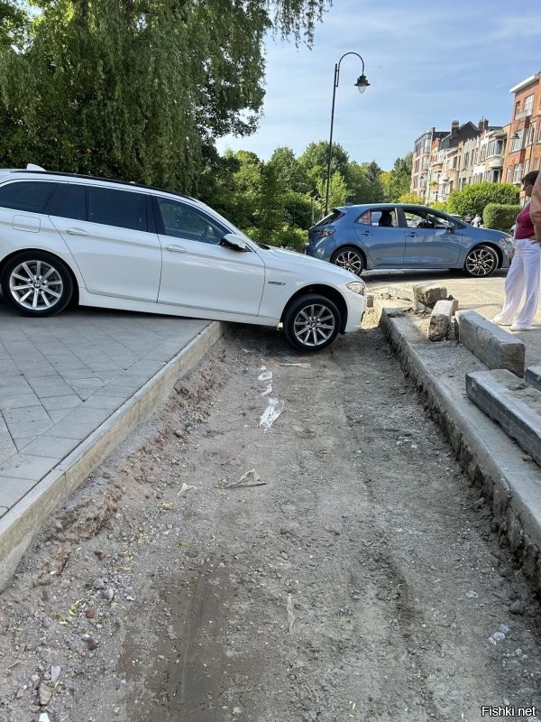 Это выезд из гаража там такой подъем что кроме горизонта ни чего не видно , с утра ездила этой ямы не было вечером за детьми в школу поехала и вот такое . Пришлось мне ехать за ними на такси потому что свою машину уже не смог выгнать она все заблокировала , даже лист железа не положили что бы люди могли выехать зато на следующий день после скандала они и листы положили и знаки поставили .