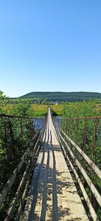 Я вот сегодня тоже по мостику прогулялся 
В нём ничего необычного, он просто подвесной.
Рядом водопад Плакун, Пермский край