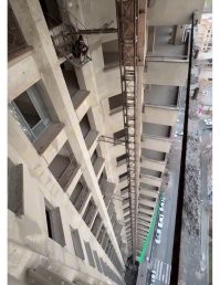 Там внизу, строительный лифт. 
Это для него "причал".